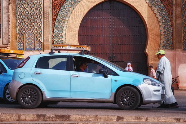 Meknes Morocco Června 2017 Modrý Drožkářský Vůz Poblíž Bab Mansour — Stock fotografie