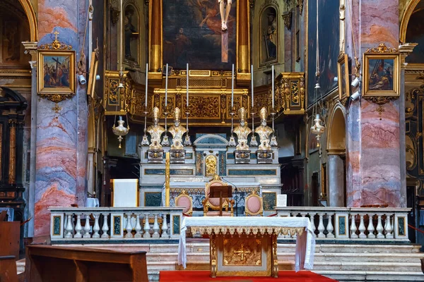 BERGAMO, İtalya - 22 Mayıs 2019: Bergamo 'daki Katolik Sant Agata nel Carmine Kilisesi' nin ana sunağı.