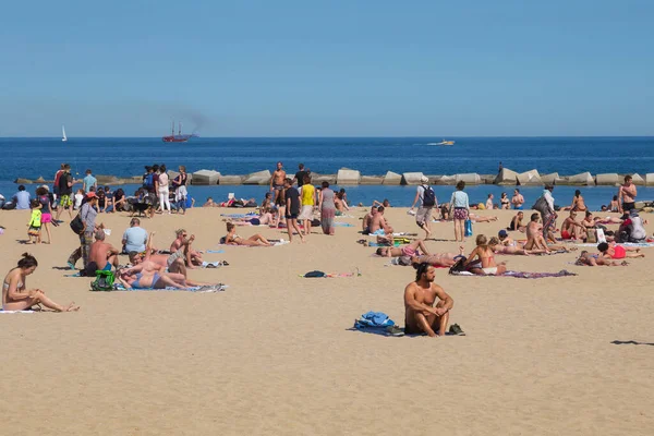 Barcelona Spanien Mai 2017 Unbekannte Ruhen Und Sonnen Sich Einem — Stockfoto