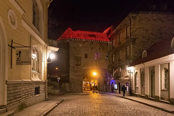 Tallinn Estonia Gennaio 2018 Vista Notturna Invernale Della Famosa Porta — Foto Stock