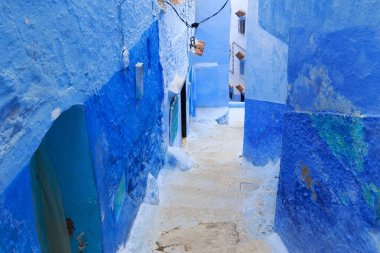 Chefchaouen, Fas 'taki Medine' nin mavi duvarlarının manzarası. Chaouen olarak da bilinen şehir, binalarının mavi tonlarıyla ünlüdür ve bu Şef 'i ziyaretçiler için çok çekici kılar..