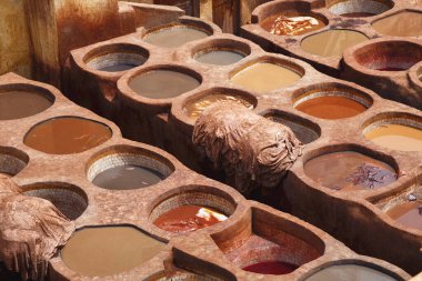 Fas, Fez 'deki eski tabakhane. Şehirdeki bronzlaşma sektörü başlıca turizm merkezlerinden biri olarak kabul ediliyor. Tabakhaneler boya dolu yuvarlak taş kuyularıyla dolu..