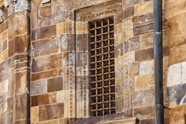 Bergamo 'daki (Citta Alta) Santa Maria Maggiore Bazilikası' nın (Saint Mary Kilisesi) dış duvarının antik penceresidir. İtalya.