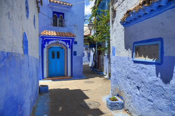 モロッコのChefchaouenにあるメディナ地区の青い壁の景色 Chaouenとしても知られている街は 青の色合いの建物で知られており それはChefchaouenを訪問者に非常に魅力的にします — ストック写真