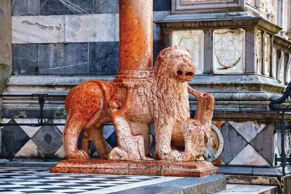 Escultura León Piedra Roja Capilla Colleoni Fue Construido Con Elementos — Foto de Stock