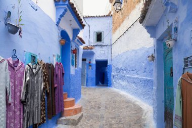 CHEFCHAOUEN, FOCCO - 28 Mayıs 2017: Chaouen 'deki Medine' nin mavi duvarlarının görüntüsü. Şehir binalarının mavi tonlarıyla ünlüdür ve bu Şef 'i ziyaretçiler için çok çekici kılar..