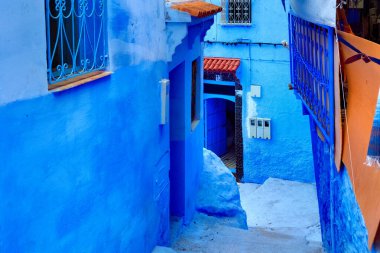 CHEFCHAOUEN, FOCCO - 28 Mayıs 2017: Chaouen 'deki Medine' nin mavi duvarlarının görüntüsü. Şehir binalarının mavi tonlarıyla ünlüdür ve bu Şef 'i ziyaretçiler için çok çekici kılar..