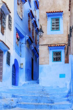 CHEFCHAOUEN, FOCCO - 28 Mayıs 2017: Chaouen 'deki Medine' nin mavi duvarlarının görüntüsü. Şehir binalarının mavi tonlarıyla ünlüdür ve bu Şef 'i ziyaretçiler için çok çekici kılar..