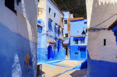 CheFCHAOUEN, MoroCCO - 29 Mayıs 2017: Chaouen 'deki Medine' nin mavi duvarlarının görüntüsü. Şehir binalarının mavi tonlarıyla ünlüdür ve bu Şef 'i ziyaretçiler için çok çekici kılar..