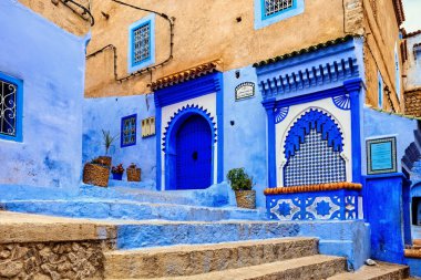 CheFCHAOUEN, MoroCCO - 29 Mayıs 2017: Chaouen 'deki Medine' nin mavi duvarlarının görüntüsü. Şehir binalarının mavi tonlarıyla ünlüdür ve bu Şef 'i ziyaretçiler için çok çekici kılar..