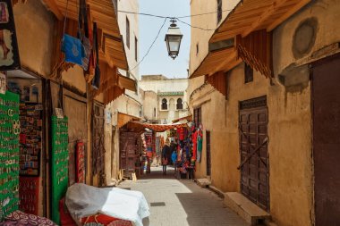 Fez, MoroCCO - 31 Mayıs 2017: Medina Mahallesi 'nin manzarası. Fez 'in Medina' sı Dünya Mirası Listesi 'nde yer almaktadır ve dünyanın en büyük yaya bölgelerinden biridir..
