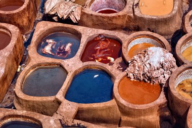 Fez, MoroCCO - 31 Mayıs 2017: Fez 'deki eski tabakhane. Şehirdeki bronzlaşma sektörü başlıca turizm merkezlerinden biri olarak kabul ediliyor. Tabakhaneler boya dolu yuvarlak taş kuyularıyla dolu.