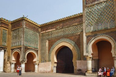 MEKNES, MorOCCO - HAZİRAN 01, 2017: Meknes 'teki Bab Mansour Kapısı (kapı 1732' de tamamlandı). Meknes, Fas 'ın dört imparatorluk şehrinden biridir ve krallıktaki altıncı büyük nüfus şehridir..