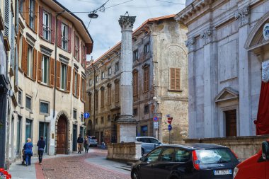 BERGAMO, İtalya - 22 Mayıs 2019: Aşağı Bergamo (Citta Bassa) 'daki Aziz Alexander şehitliğinin Ordien del Crotacio' nun Korint sütunu. Bergamo, Alp Lombardy bölgesinde bir şehirdir..