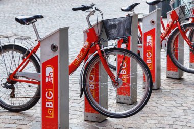 BERGAMO, İtalya - 22 Mayıs 2019: Bergamo 'daki La BiGi bisiklet kiralama istasyonu.