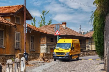 BERGAMO, İtalya - 22 Mayıs 2019 DHL şirketinin minivanı. DHL International GmbH, Alman kurye, paket ve ekspres posta servisidir.. 