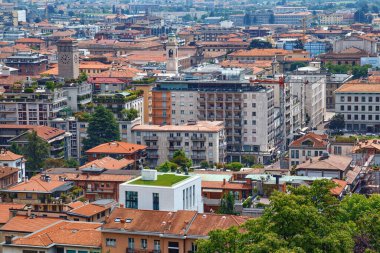 BERGAMO, İtalya - 22 Mayıs 2019: Kuzey İtalya 'daki Bergamo kasabasının manzarası. Bergamo, Lombardiya bölgesinde bir şehirdir..