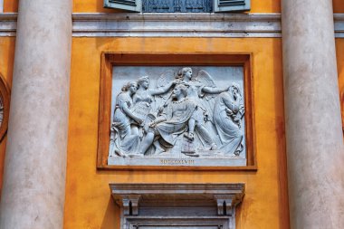 BERGAMO, İtalya - 22 Mayıs 2019: Yukarı Bergamo 'daki tarihi binalardan birinde (Citta Alta) Baas-reef' ler. Bergamo kuzey İtalya 'nın Alp Lombardiya bölgesinde bir şehirdir..