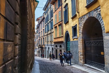BERGAMO, İtalya - 22 Mayıs 2019: Yukarı Bergamo 'daki eski tarihi caddelerin görüntüsü (Citta Alta). Bergamo kuzey İtalya 'nın Alp Lombardiya bölgesinde bir şehirdir..