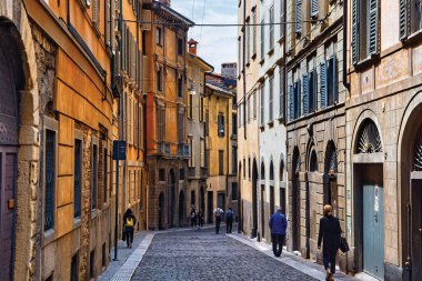 BERGAMO, İtalya - 22 Mayıs 2019: Yukarı Bergamo 'daki eski tarihi caddelerin görüntüsü (Citta Alta). Bergamo kuzey İtalya 'nın Alp Lombardiya bölgesinde bir şehirdir..