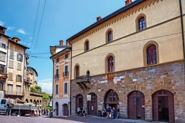 BERGAMO, İtalya - 22 Mayıs 2019: Yukarı Bergamo (Citta Alta) 'daki funiküler binaya giriş. Bergamo kuzey İtalya 'nın Alp Lombardiya bölgesinde bir şehirdir..