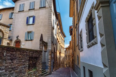 BERGAMO, İtalya - 22 Mayıs 2019: Yukarı Bergamo 'daki eski tarihi caddelerin görüntüsü (Citta Alta). Bergamo kuzey İtalya 'nın Alp Lombardiya bölgesinde bir şehirdir..