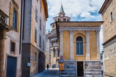 BERGAMO, İtalya - 22 Mayıs 2019: Yukarı Bergamo 'daki eski tarihi caddelerin görüntüsü (Citta Alta). Bergamo kuzey İtalya 'nın Alp Lombardiya bölgesinde bir şehirdir..