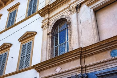 BERGAMO, ITALY - 22 Mayıs 2019: Arciprete Evi 'nin kemer penceresi (Casa Fogaccia o dell' Arciprete), 15. yüzyılda inşa edildi..