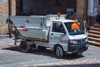 BERGAMO, İtalya - 22 Mayıs 2019: Bergamo 'nun tarihi bölümünde çöp kamyonu. 