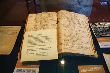 BERGAMO, İtalya - 22 Mayıs 2019: Ünlü Bergamo kütüphanesindeki antik İtalyan kitapları Biblioteca Civica Angelo Mai.