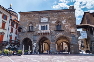 BERGAMO, İtalya - 22 Mayıs 2019: Yukarı Bergamo 'daki Piazza Vecchia caddesindeki Katedral Müzesi ve Hazine (Museo Del Tesoro Della Cattedrale) binası (Citta Alta).