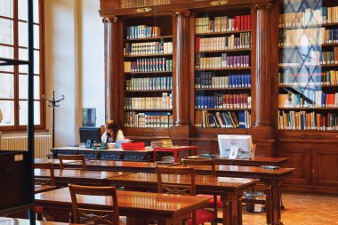 BERGAMO, İtalya - 22 Mayıs 2019: Ünlü Bergamo kütüphanesinin merkez salonu Biblioteca Civica Angelo Mai.