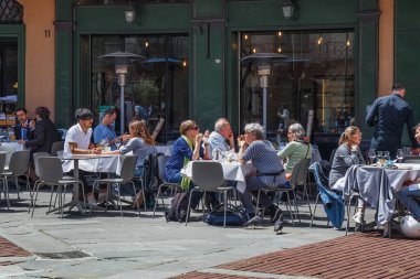 BERGAMO, İtalya - 22 Mayıs 2019: Bilinmeyen insanlar Bergamo 'nun tarihi bölgesinde bir kafede masalarda oturuyorlar.