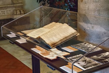 BERGAMO, İtalya - 22 Mayıs 2019: Ünlü Bergamo kütüphanesindeki antik İtalyan kitapları Biblioteca Civica Angelo Mai.