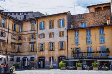BERGAMO, İtalya - 22 Mayıs 2019: Yukarı Bergamo 'daki eski tarihi caddelerin görüntüsü (Citta Alta). Bergamo kuzey İtalya 'nın Alp Lombardiya bölgesinde bir şehirdir..