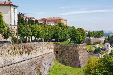 BERGAMO, İtalya - 22 Mayıs 2019: Kuzey İtalya 'daki Bergamo (Citta Alta) Venedik duvarlarının manzarası. Bergamo, Alp Lombardy bölgesinde bir şehirdir..