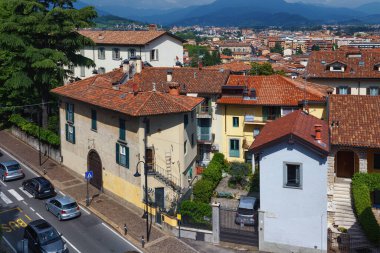 BERGAMO, İtalya - 22 Mayıs 2019: Kuzey İtalya 'daki Bergamo' daki tarihi binaların manzarası. Bergamo, Alp Lombardy bölgesinde bir şehirdir..