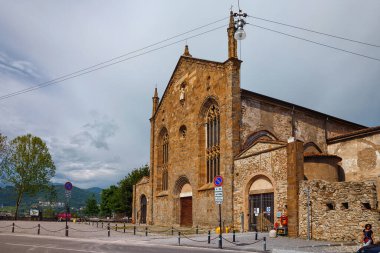 BERGAMO, İtalya - 22 Mayıs 2019: Eski Aziz Augustin Kilisesi 'nin (Chiesa di Sant' Agostino) şu anda Bergamo Üniversitesi İnsan ve Sosyal Bilimler Bölümü 'nün inşaatı devam etmektedir..