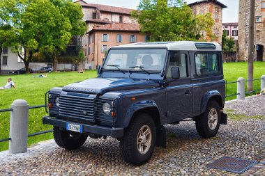 BERGAMO, İtalya - 22 Mayıs 2019: tarihi Bergamo 'da Land Rover Defender. Land-Rover, 1948 yılından beri Rover Company ve daha sonra British Leyland tarafından üretilen kompakt İngiliz off-road araçlarıdır..