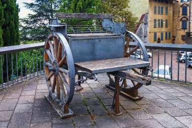BERGAMO, ITALY - 22 Mayıs 2019: Bergamo Kalesi 'nin parkında eski bir top silahı için vagon. Rocca di Bergamo Müzesi, Bergamo Tarih Müzesi 'nin bir parçasıdır..