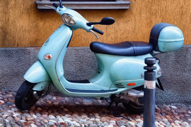 BERGAMO, İtalya - 22 Mayıs 2019: Bergamo 'da sokakta mavi popüler İtalyan scooter Vespa.