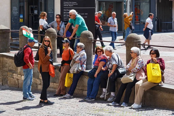 Bergamo Itálie Května 2019 Neznámá Turistická Skupinka Staršími Lidmi Odpočívajícími — Stock fotografie