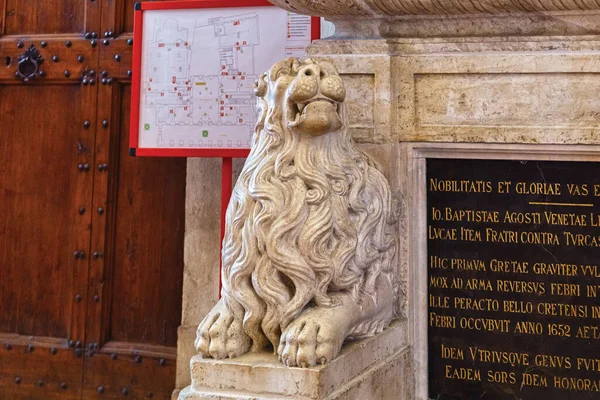 Bergamo Italia Mayo 2019 Leones Piedra Famosa Biblioteca Bérgamo Biblioteca — Foto de Stock