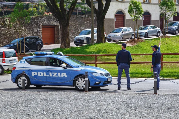 Bergamo Italia Mayo 2019 Los Agentes Policía Dejan Pasar Automóviles — Foto de Stock