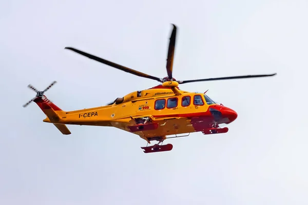 BERGAMO, İtalya - 22 Mayıs 2019: Kurtarma helikopteri Elilombar Agusta Westland AW139 I-CEPA (Corpo Nazionale Soccorso Alpino e Speleologico).