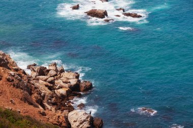 Güneşli bir günde Cape Spartel yakınlarında Atlantik Okyanusu ve Fas kıyılarının güzel manzarası..