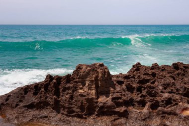 Güneşli bir günde Atlantik Okyanusu ve Fas kıyıları manzarası.