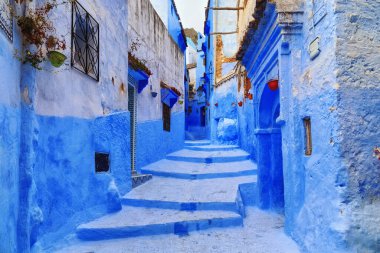Chefchaouen, Fas 'taki Medine' nin mavi duvarlarının manzarası. Chaouen olarak da bilinen şehir, binalarının mavi tonlarıyla ünlüdür ve bu Şef 'i ziyaretçiler için çok çekici kılar..