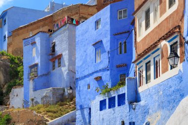 Chefchaouen, Fas 'taki Medine' nin mavi duvarlarının manzarası. Chaouen olarak da bilinen şehir, binalarının mavi tonlarıyla ünlüdür ve bu Şef 'i ziyaretçiler için çok çekici kılar..