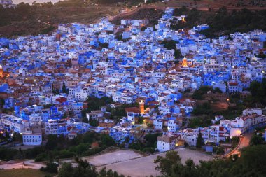 Fas 'taki Şef' in hava akşam manzarası. Şehir binalarının mavi tonlarıyla ünlüdür ve bu Şef 'i ziyaretçiler için çok çekici kılar..